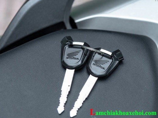 Hình ảnh mô tả các loại chìa khóa xe máy Honda khác nhau, bao gồm chìa cơ và remote