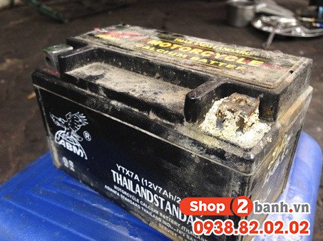 Hình ảnh mô tả các nguyên nhân gây hỏng ắc quy xe máy