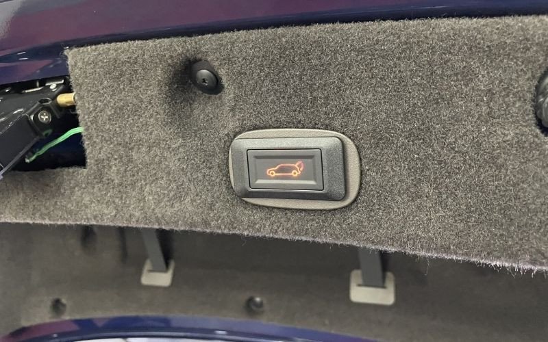 Hình ảnh mô tả cách mở cốp xe ô tô điện VinFast