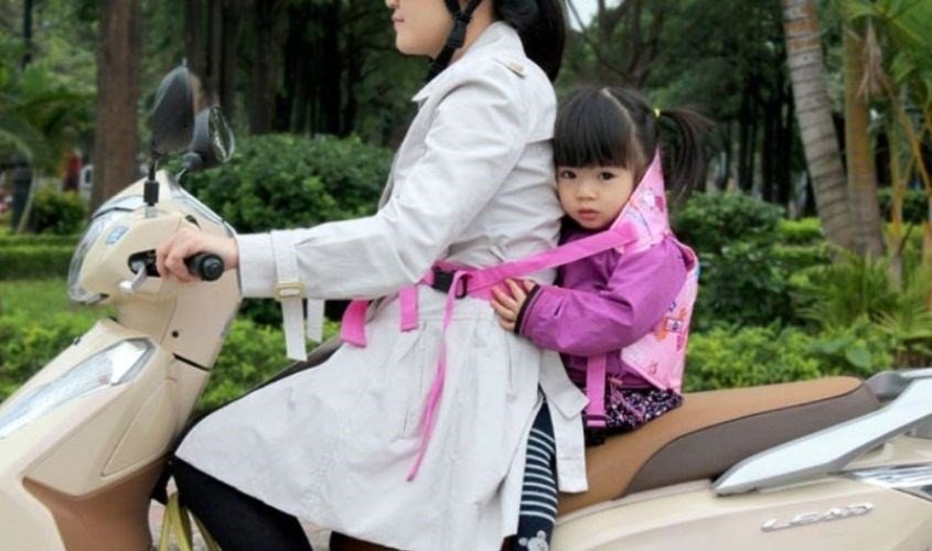 Hình ảnh mô tả cách vòng đai địu được thắt chặt quanh cơ thể người lớn để bé được giữ sát