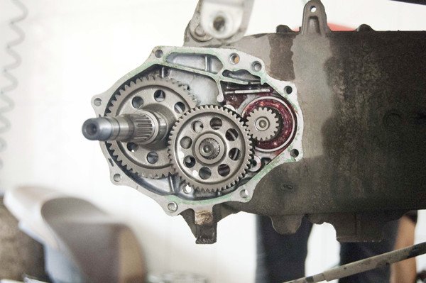 Hình ảnh mô tả cấu tạo bộ bánh răng truyền động cuối của xe tay ga