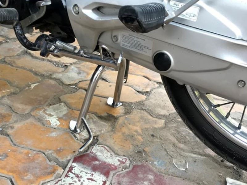 Hình ảnh mô tả chân chống giữa giúp xe đứng thẳng chắc chắn