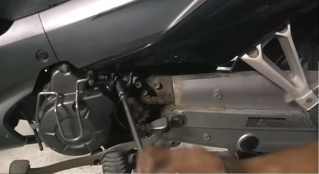 Hình ảnh mô tả chi tiết việc vệ sinh lúm đồng hồ báo số bằng giấy nhám