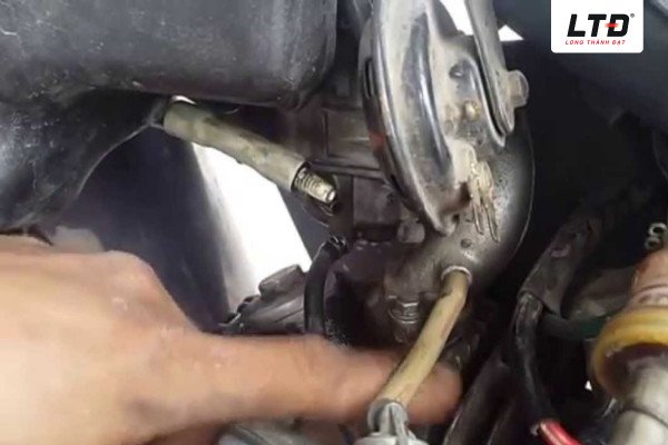 Hình ảnh mô tả cơ chế điều chỉnh dòng chảy xăng bên trong hệ thống cung cấp nhiên liệu