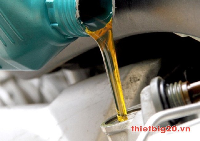 Hình ảnh mô tả dầu nhớt xe máy được thay thế định kỳ