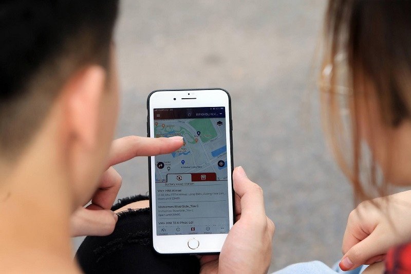 Hình ảnh mô tả giao diện người dùng khi kiểm tra vị trí xe trên ứng dụng điện thoại