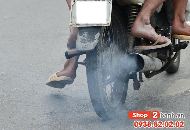 Hình ảnh mô tả khói trắng bốc ra từ pô xe máy