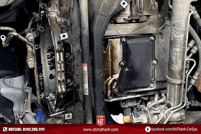 Hình ảnh mô tả khu vực hộp số xe máy đang bị rò rỉ dầu