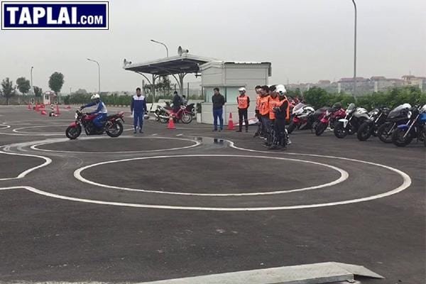 Hình ảnh mô tả khu vực thi và xe máy chuẩn bị xuất phát