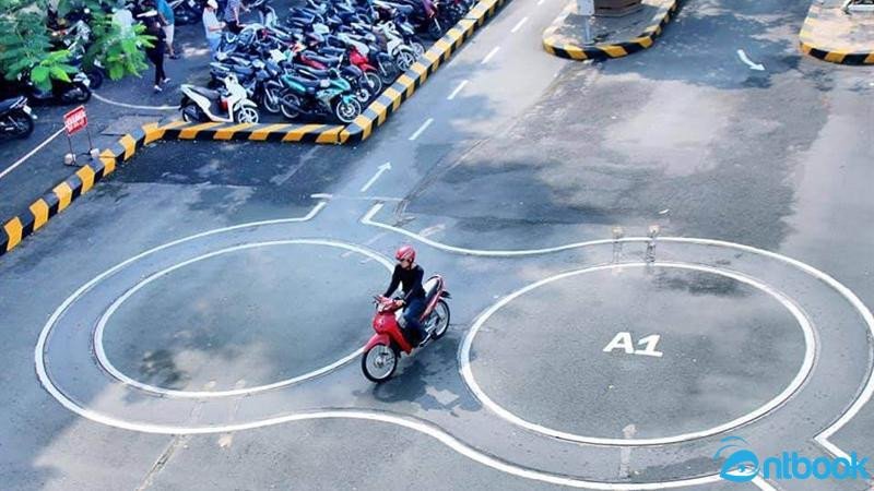 Hình ảnh mô tả kỹ thuật giữ thăng bằng và đánh lái nhẹ nhàng khi đi vòng số 8