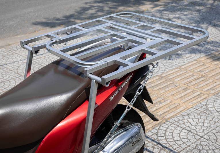 Hình ảnh mô tả một chiếc gác baga chở hàng lắp trên xe máy