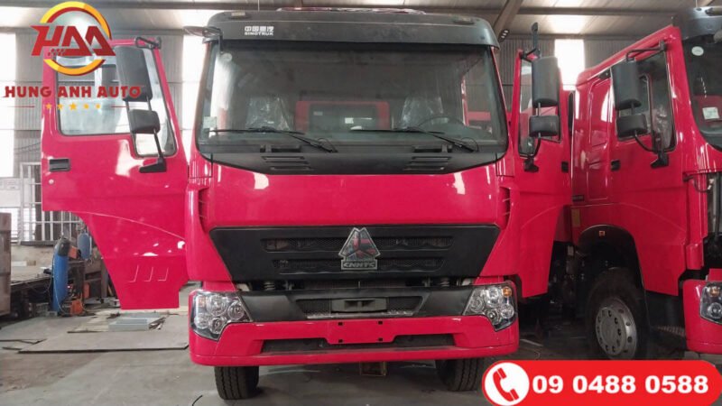 Hình ảnh mô tả một chiếc xe cứu hỏa chữa cháy đang hoạt động trên đường