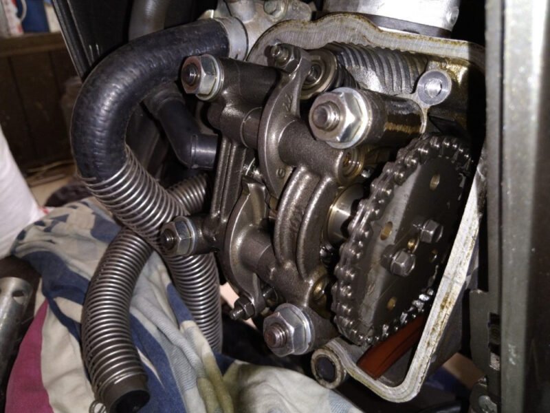 Hình ảnh mô tả một chiếc xe máy có chi tiết máy móc được kiểm tra kỹ lưỡng