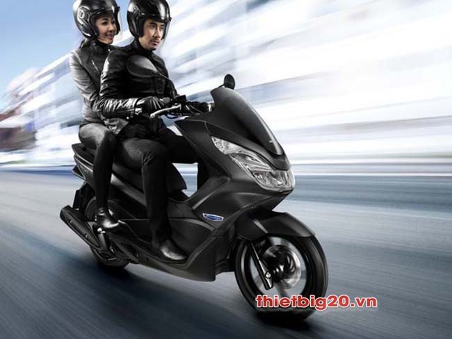 Hình ảnh mô tả một chiếc xe máy đang vận hành với biểu hiện thiếu nhiên liệu hoặc trục trặc động cơ