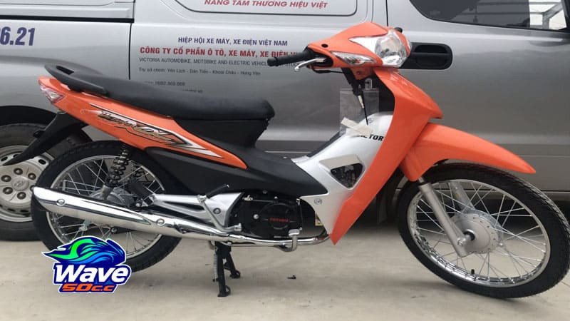 Hình ảnh mô tả một chiếc xe máy Honda Wave cũ đang được kiểm tra