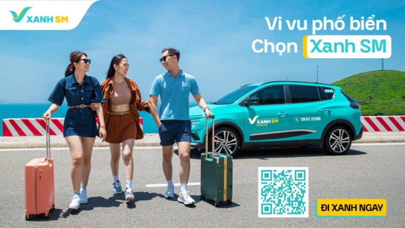 Hình ảnh mô tả một chiếc xe ô tô đang di chuyển trên đường cao tốc gần biển, hướng về Nha Trang