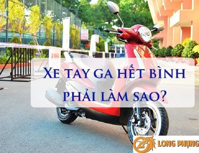 Hình ảnh mô tả một chiếc xe tay ga bị hết bình điện, cần kiểm tra ắc quy
