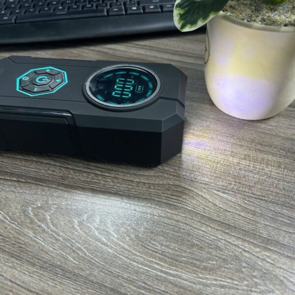 Hình ảnh mô tả một máy bơm hơi cầm tay nhỏ gọn đang hoạt động