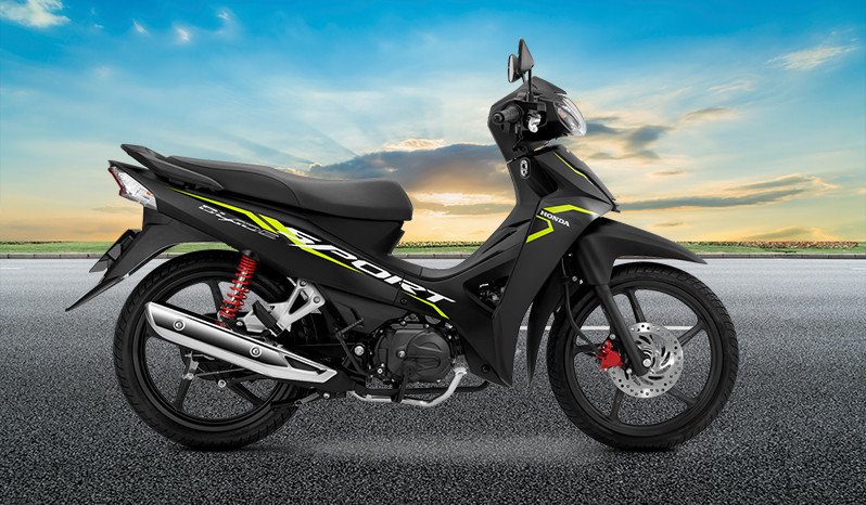 Hình ảnh mô tả một người đang kiểm tra lốp xe máy