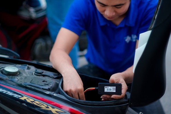 Hình ảnh mô tả một người đang kiểm tra vị trí xe máy trên điện thoại