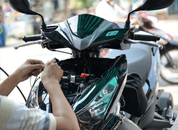 Hình ảnh mô tả một vị trí bí mật thường được sử dụng để lắp đặt thiết bị định vị trên xe máy