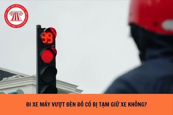 Hình ảnh mô tả người đi xe máy vượt qua vạch dừng khi đèn tín hiệu giao thông đang hiển thị màu đỏ