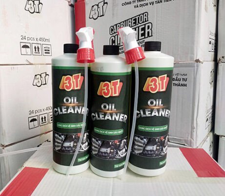 Hình ảnh mô tả quá trình làm sạch động cơ xe máy bằng dung dịch chuyên dụng