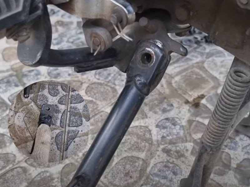 Hình ảnh mô tả quá trình tháo lắp chân chống xe máy