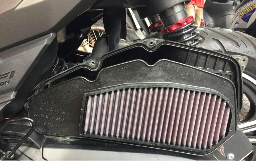 Hình ảnh mô tả quy trình thay lọc gió xe máy định kỳ