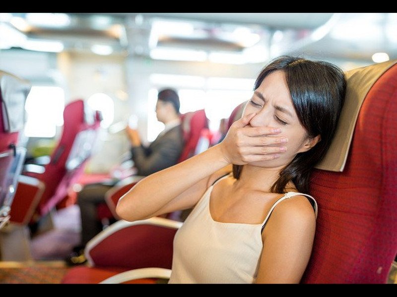 Hình ảnh mô tả sự mâu thuẫn tín hiệu từ mắt và tai gây ra tình trạng say xe