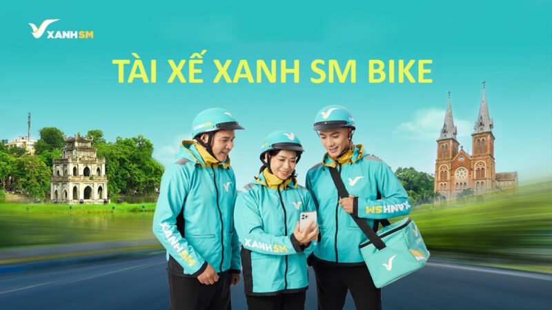 Hình ảnh mô tả tài xế xe máy công nghệ đang sử dụng điện thoại