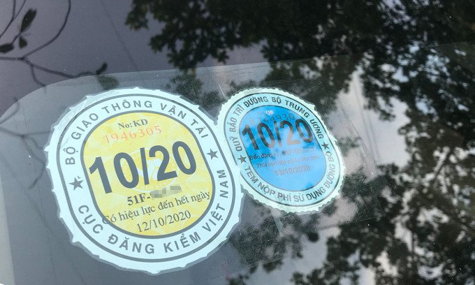 Hình ảnh mô tả tem kiểm định xe máy được dán trên xe