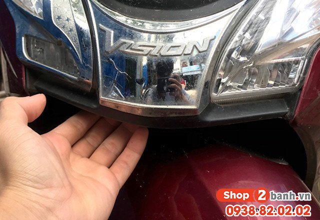 Hình ảnh mô tả thao tác cạy nhẹ các ngàm giữ mặt nạ xe Vision