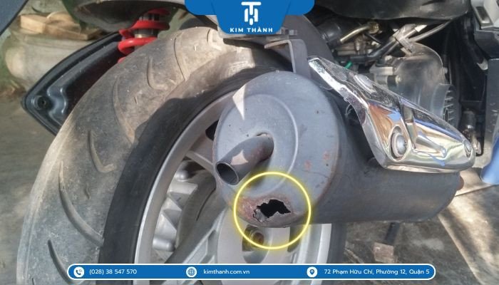 Hình ảnh mô tả tiếng pô xe máy bị thủng lớn và khói xả bất thường