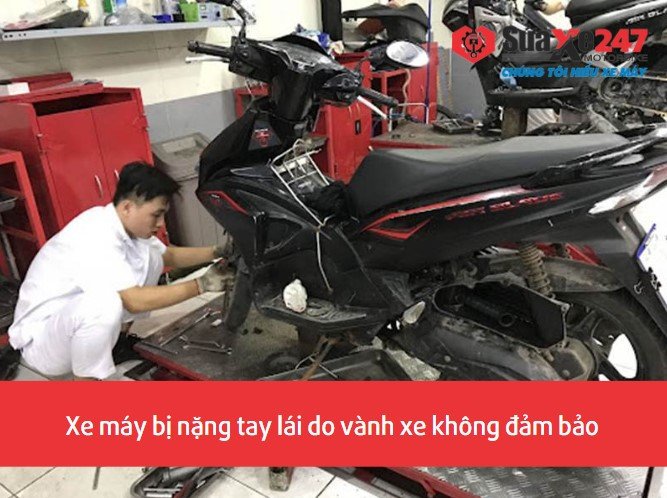 Hình ảnh mô tả vành xe máy bị cong vênh ảnh hưởng đến tay lái