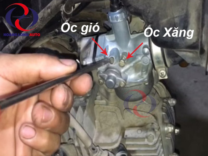 Hình ảnh mô tả vị trí các vít điều chỉnh trên bộ chế hòa khí xe máy