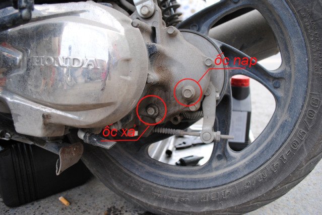 Hình ảnh mô tả vị trí ốc nạp và ốc xả nhớt láp trên xe tay ga
