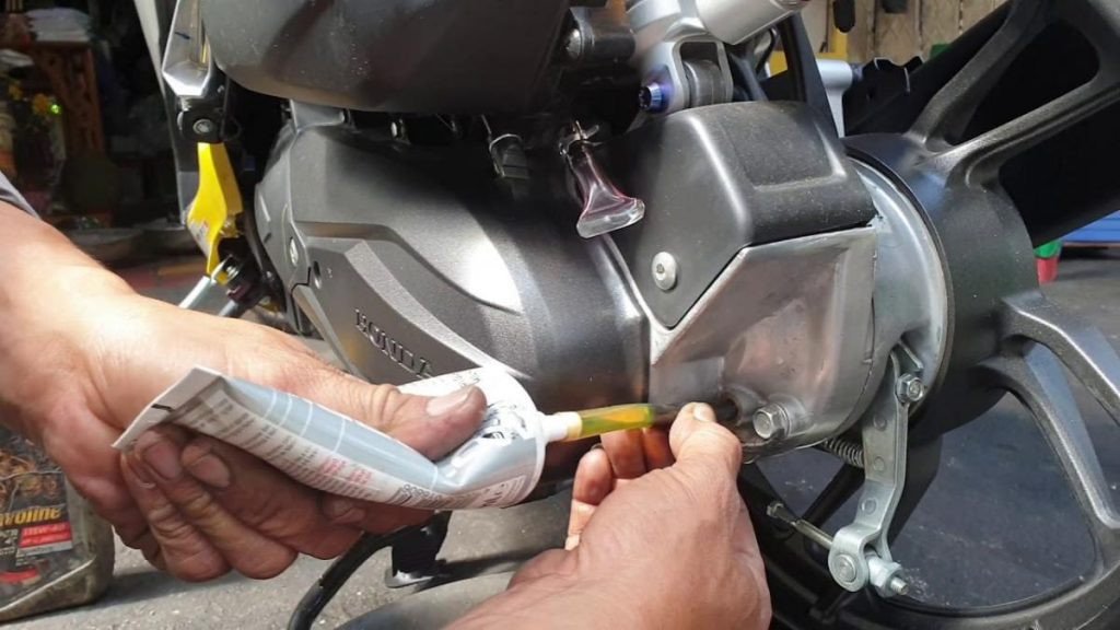 Hình ảnh mô tả việc châm nhớt hộp số mới vào xe