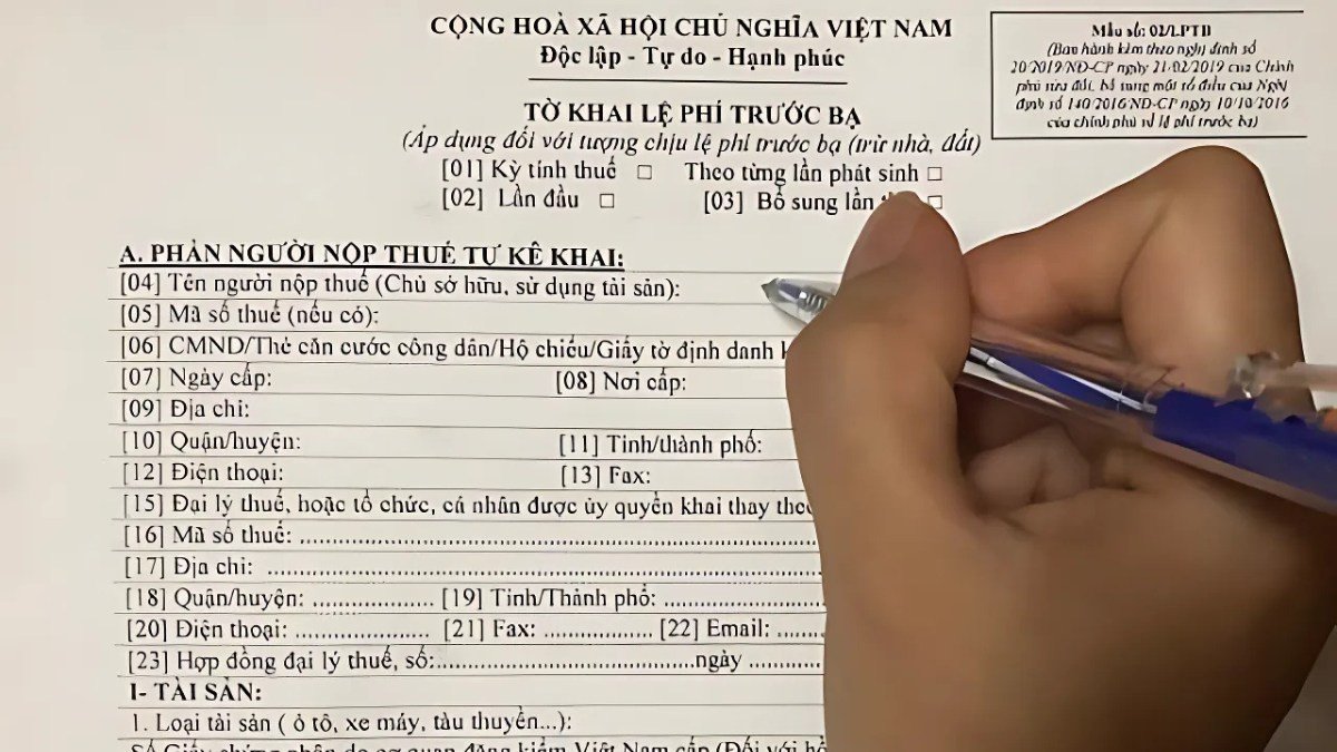 Hình ảnh mô tả việc đóng lệ phí trước bạ tại cơ quan thuế liên quan đến việc đăng ký phương tiện mới