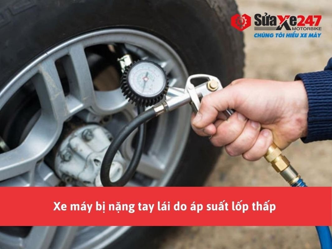 Hình ảnh mô tả việc kiểm tra áp suất lốp xe máy