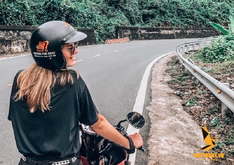 Hình ảnh mô tả việc kiểm tra bản đồ hoặc ứng dụng chỉ đường khi chuẩn bị cho chuyến đi xe máy