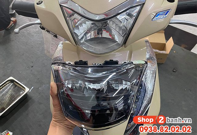 Hình ảnh mô tả việc kiểm tra bóng đèn pha xe máy bị cháy