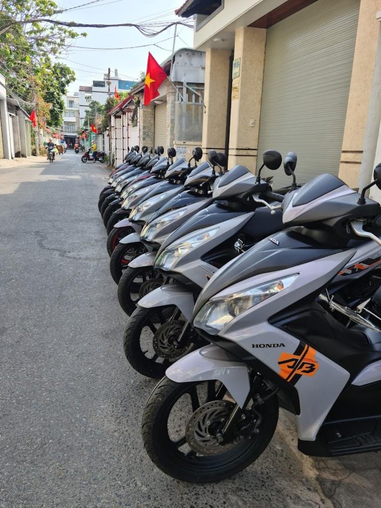 Hình ảnh mô tả việc kiểm tra kỹ lưỡng các bộ phận xe máy trước khi di chuyển