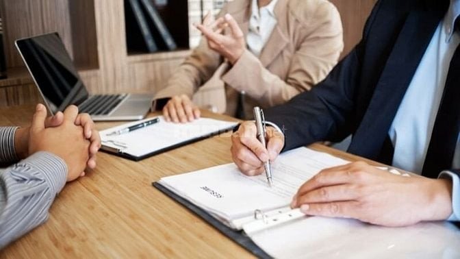 Hình ảnh mô tả việc thảo luận các điều khoản lương thưởng trong hợp đồng lao động