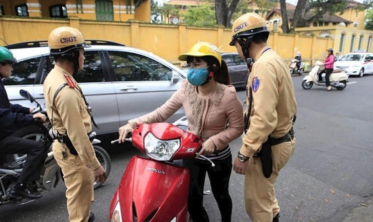 Hình ảnh mô tả xe máy cần trang bị gương chiếu hậu bên trái theo quy định