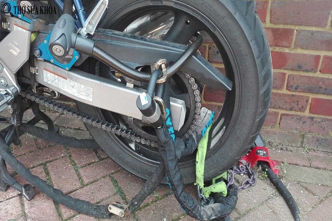 Hình ảnh mô tả xe máy được trang bị xích khóa tại bánh xe
