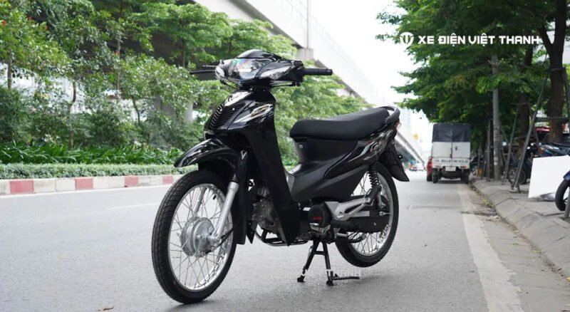 Hình ảnh mô tả xe Wave 50cc đang di chuyển trên đường