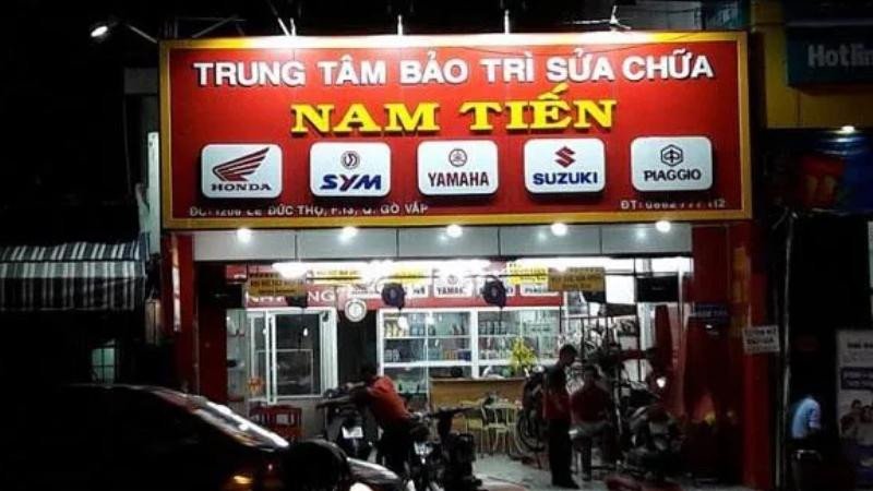 Hình ảnh một bảng hiệu sử dụng chữ nổi 3D, tạo chiều sâu và sự chuyên nghiệp