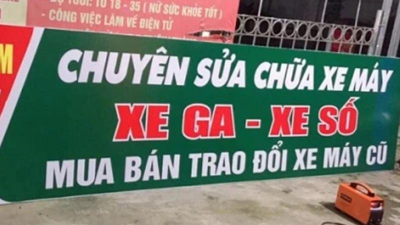 Hình ảnh một bảng hiệu sửa xe máy với thiết kế hiện đại và rõ ràng