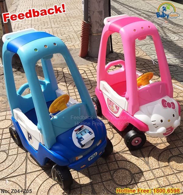 Hình ảnh một bé 1 tuổi ngồi vững chắc trên xe chòi chân có thanh chắn và cần đẩy